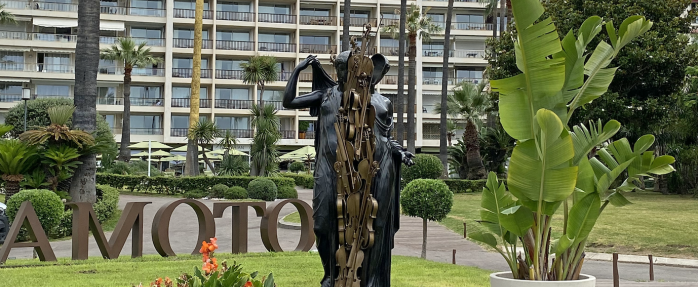 Arman s'invite au Mondrian Cannes pour une exposition à ciel ouvert