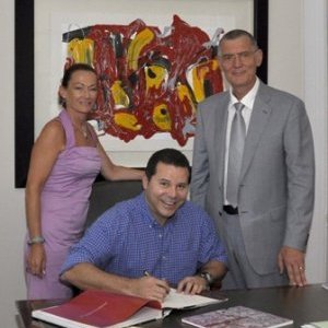 L'artiste Pedro Sandoval fait don d'une de ses oeuvres à l'Ambassade de Monaco en Espagne