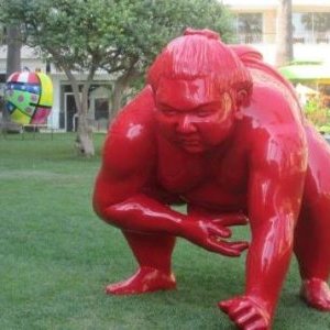 Romero Britto, Bruno Catalano et Alexandra Gestin dans les jardins du Grand Hôtel