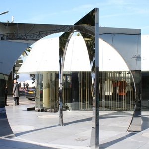 « 4-Dimensional Circle », œuvre de l'artiste danois Jeppe Hein.