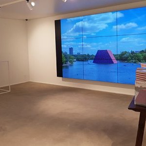 Les barils et le London Mastaba 1958-2018 à la Fondation Linda et Guy Pieters St Tropez 