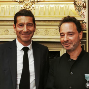 Benjamin Levy, chef de l'Orchestre national de Cannes, décoré des insignes de Chevalier de l'Ordre des Arts et des Lettres