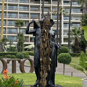 Arman s'invite au Mondrian Cannes pour une exposition à ciel ouvert