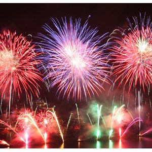 La nouvelle édition du Festival d'Art Pyrotechnique de Cannes dans sa splendide Baie de Cannes !