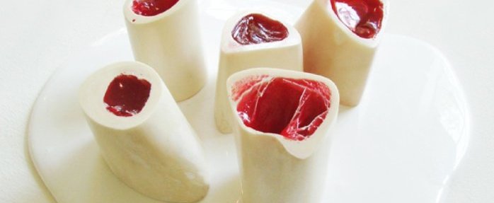 Thomas Tronel-Gauthier Les Os à moelle roudoudoux, 2007 Os poli, bonbon gélatineux aromatisé à la fraise, verre blanc 28cm x 28 cm