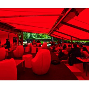 LONDRES : Pavillon Jean Nouvel : rouge flamboyant