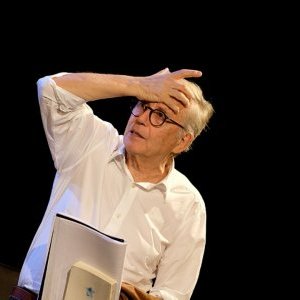 Fabrice Luchini lit Victor Hugo : une présence si forte, si intense que toute l'immense scène d'Anthéa vibre