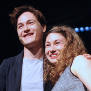 Thomas Enhco et Vassilena Serafimova deux musiciens funambules sur une terrasse au coeur d'un petit village