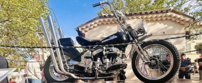 À Saint-Tropez, l'artiste SANTIAG fait renaître la mythique Harley de Brigitte Bardot