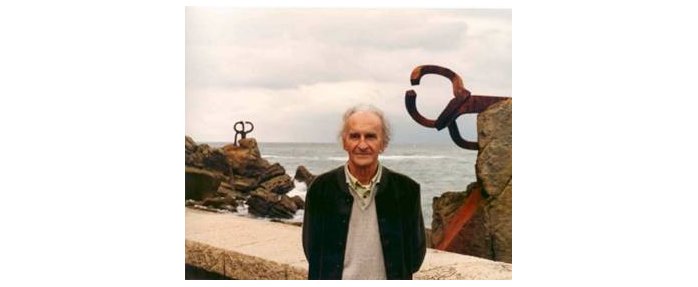Eduardo Chillida devant Les Peignes du vent à Saint-Sébastien. La rétrospective que lui consacre La Fondation Maeght présente plusieurs sculptures et études préparatoires. Crédits photo : Archives Fondation Maeght, Archives Famille Chillida, J-J L'Héritier, P. Loncan © Zabalaga-Leku, Adagp, Paris 2011