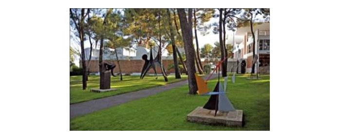 Le jardin de sculptures accueille les visiteurs. Les Peignes du Vent XVII d'Eduardo Chillida y côtoient les oeuvres de Calder, Miró ou encore Erik Dietman. Crédits photo : Archives Fondation Maeght, Archives Famille Chillida, J-J L'Héritier, P. Loncan © Zabalaga-Leku, Adagp, Paris 2011