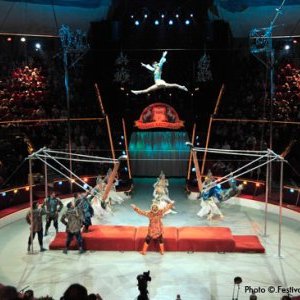 Les funambules WEISHEIT sur la place du Casino !